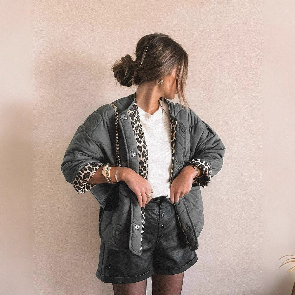 Chaqueta acolchada corta para mujer, foto real