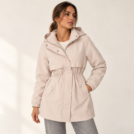 Parka beige con capucha y cintura ajustable en estudio