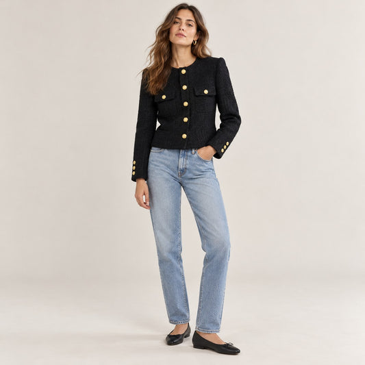 Chaqueta tweed negra con botones dorados y vaquero, de cuerpo entero