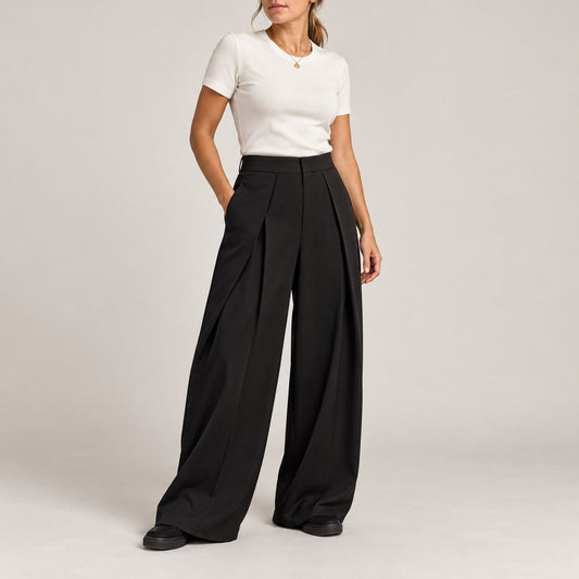 Pantalón ancho plisado negro para mujer en estudio
