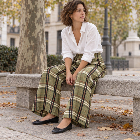 Pantalón ancho de cuadros para mujer en look de otoño
