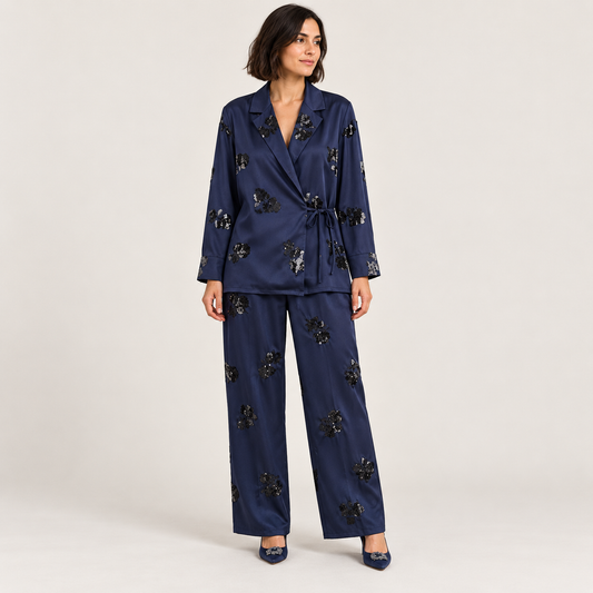 Conjunto blazer y pantalón azul marino con lentejuelas, cuerpo entero en estudio