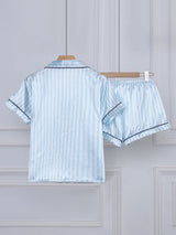 Pijama de satén azul cielo de rayas con manga corta y short, vista trasera