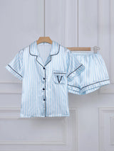 Pijama de satén azul cielo de rayas con manga corta y short, vista frontal