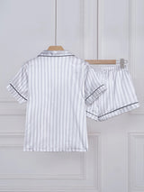 Pijama de satén plata de rayas con manga corta y short, vista trasera