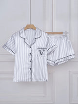 Pijama de satén plata de rayas con manga corta y short, vista frontal