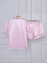 Pijama de satén rosa de rayas con manga corta y short, vista trasera