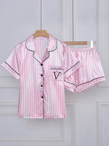 Pijama de satén rosa de rayas con manga corta y short, vista frontal