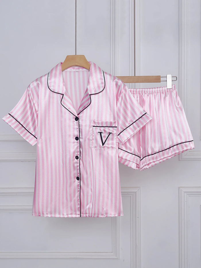 Pijama de satén rosa de rayas con manga corta y short, vista frontal