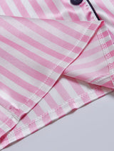 Detalle del short del pijama de satén rosa de rayas