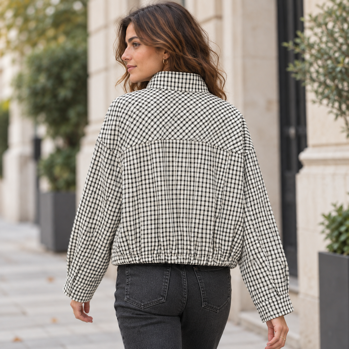 Bomber de cuadros oversized crop en vista trasera lifestyle
