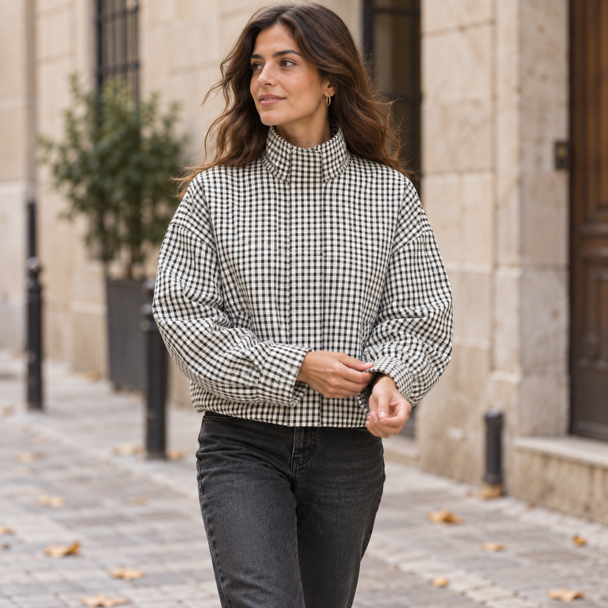 Bomber de cuadros oversized crop en foto lifestyle frontal