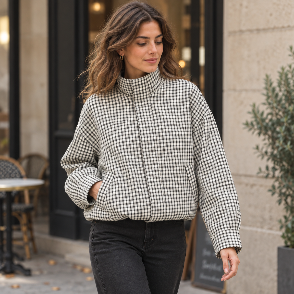 Bomber de cuadros oversized crop en vista lateral lifestyle