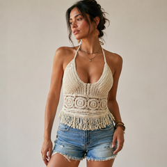 Top de ganchillo halter color albaricoque con flecos, de frente, en estudio | Carlota Maré