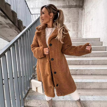 Abrigo de borreguito para mujer, foto real