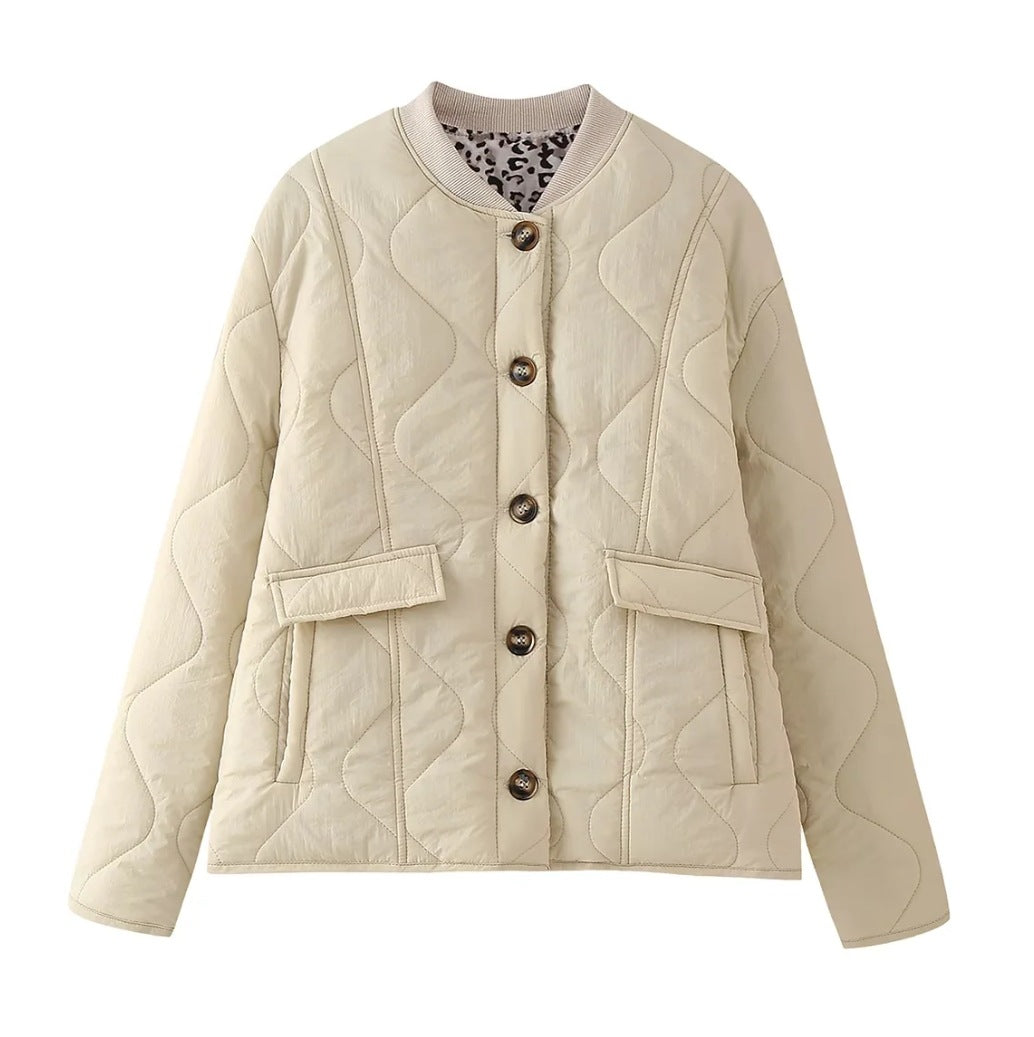 Chaqueta acolchada corta para mujer, foto real