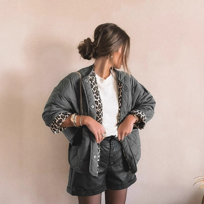 Chaqueta acolchada corta para mujer, foto real