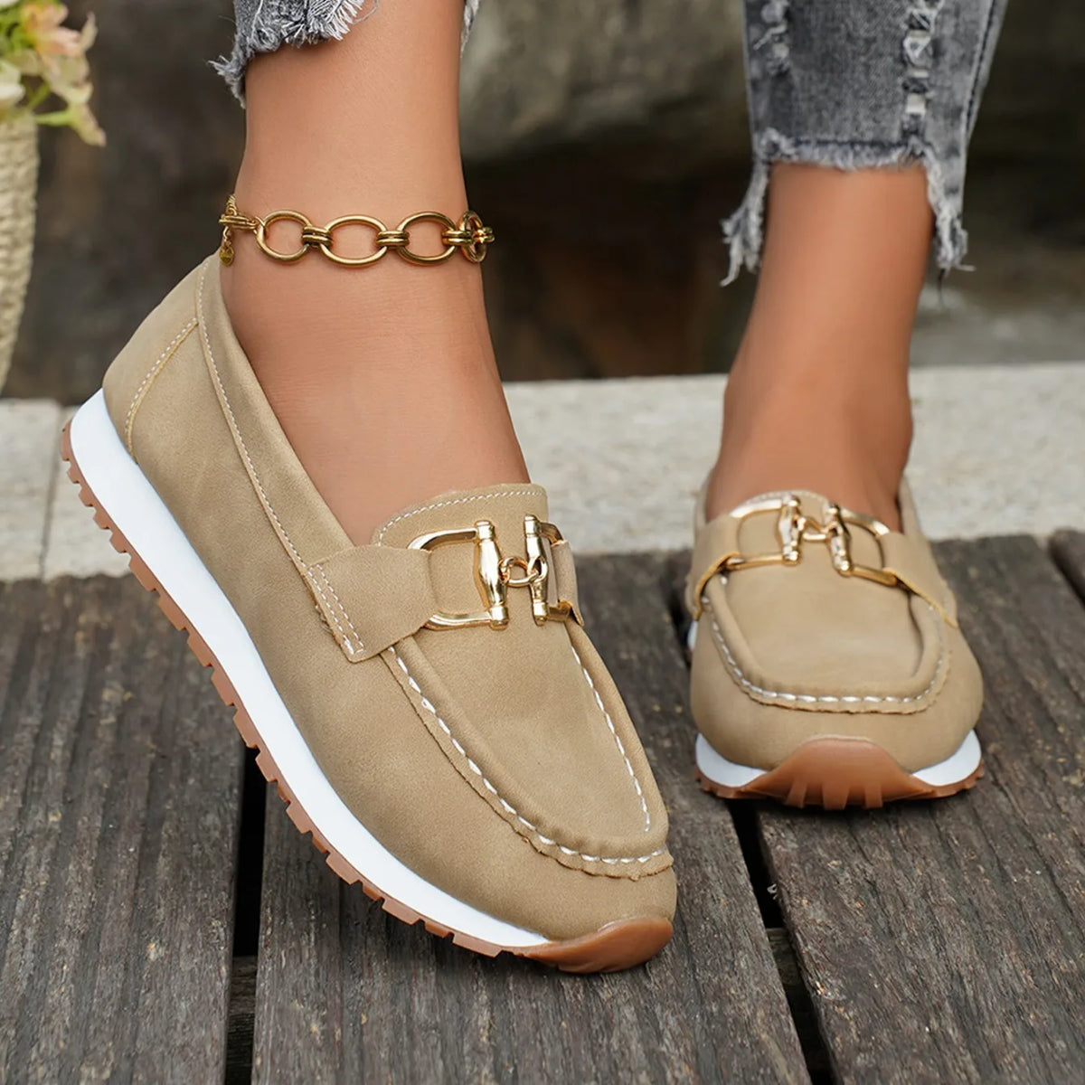 Mocasines Cómodos para Mujer | Mocasines Efecto Ante con Hebilla Dorada y Suela Ligera