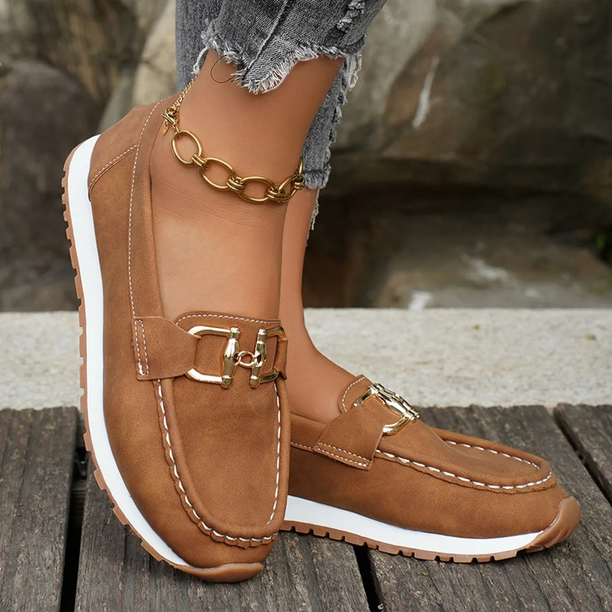 Mocasines Cómodos para Mujer | Mocasines Efecto Ante con Hebilla Dorada y Suela Ligera