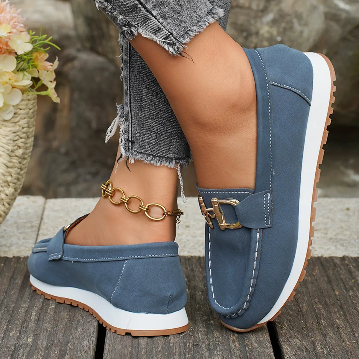 Mocasines Cómodos para Mujer | Mocasines Efecto Ante con Hebilla Dorada y Suela Ligera
