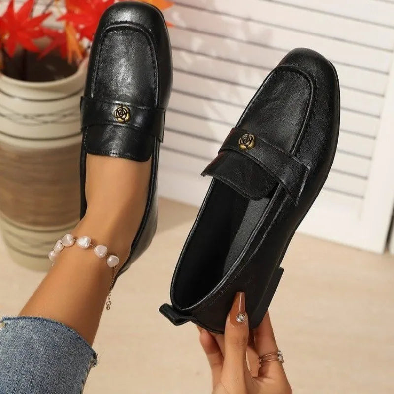 Mocasines para Mujer | Mocasines con Broche Floral Dorado