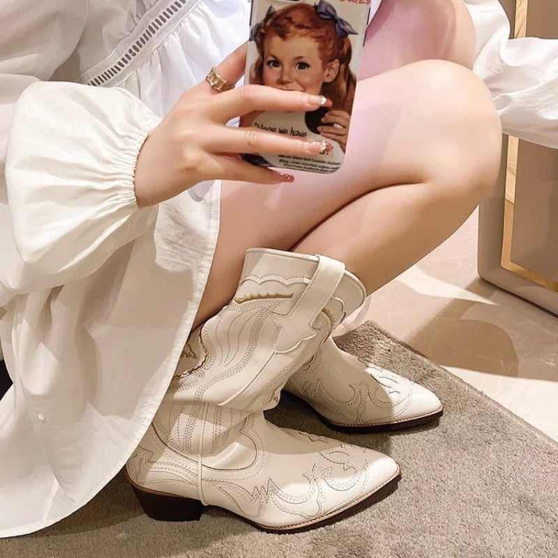 Botas Cowboy Bordadas para Mujer | Botas Western Beige de Otoño