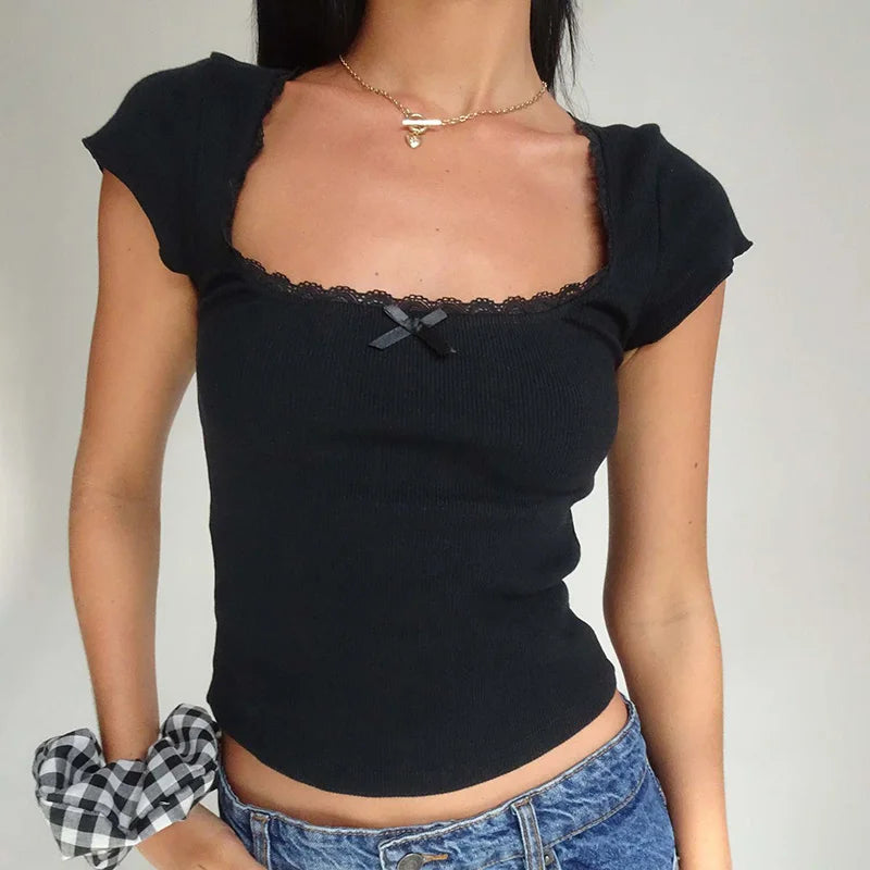 Camiseta Baby Tee para Mujer | Top Corto de Punto con Escote Cuadrado y Puntilla