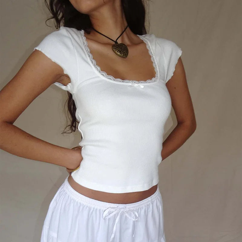 Camiseta Baby Tee para Mujer | Top Corto de Punto con Escote Cuadrado y Puntilla