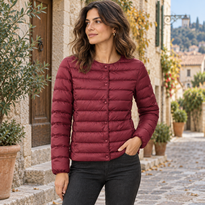 Chaqueta acolchada de plumón color vino en foto lifestyle