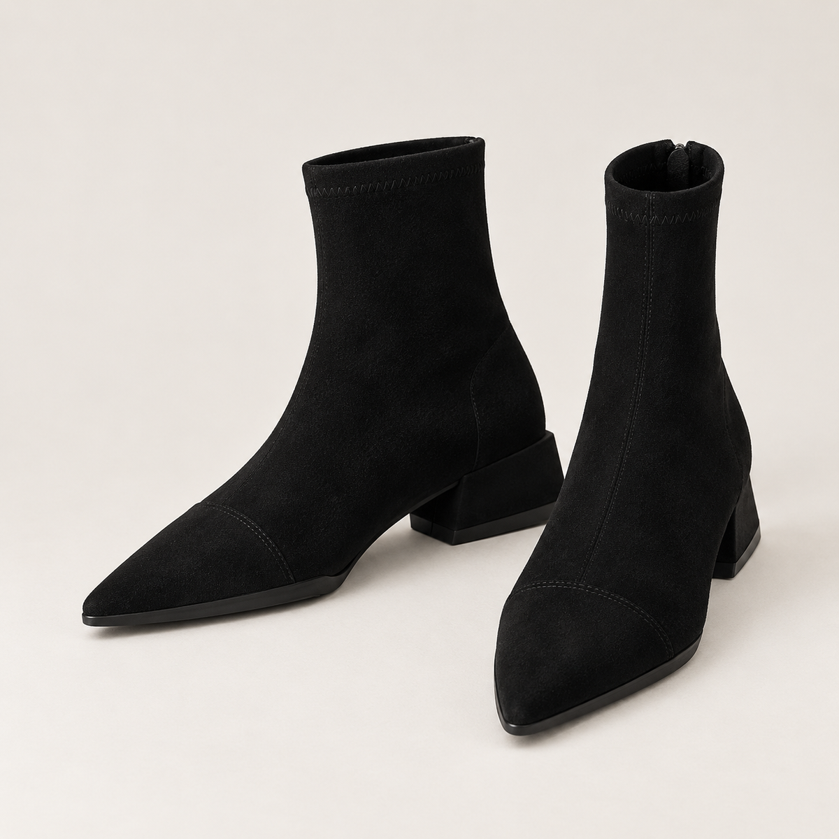 Botines de ante negros con puntera fina en estudio
