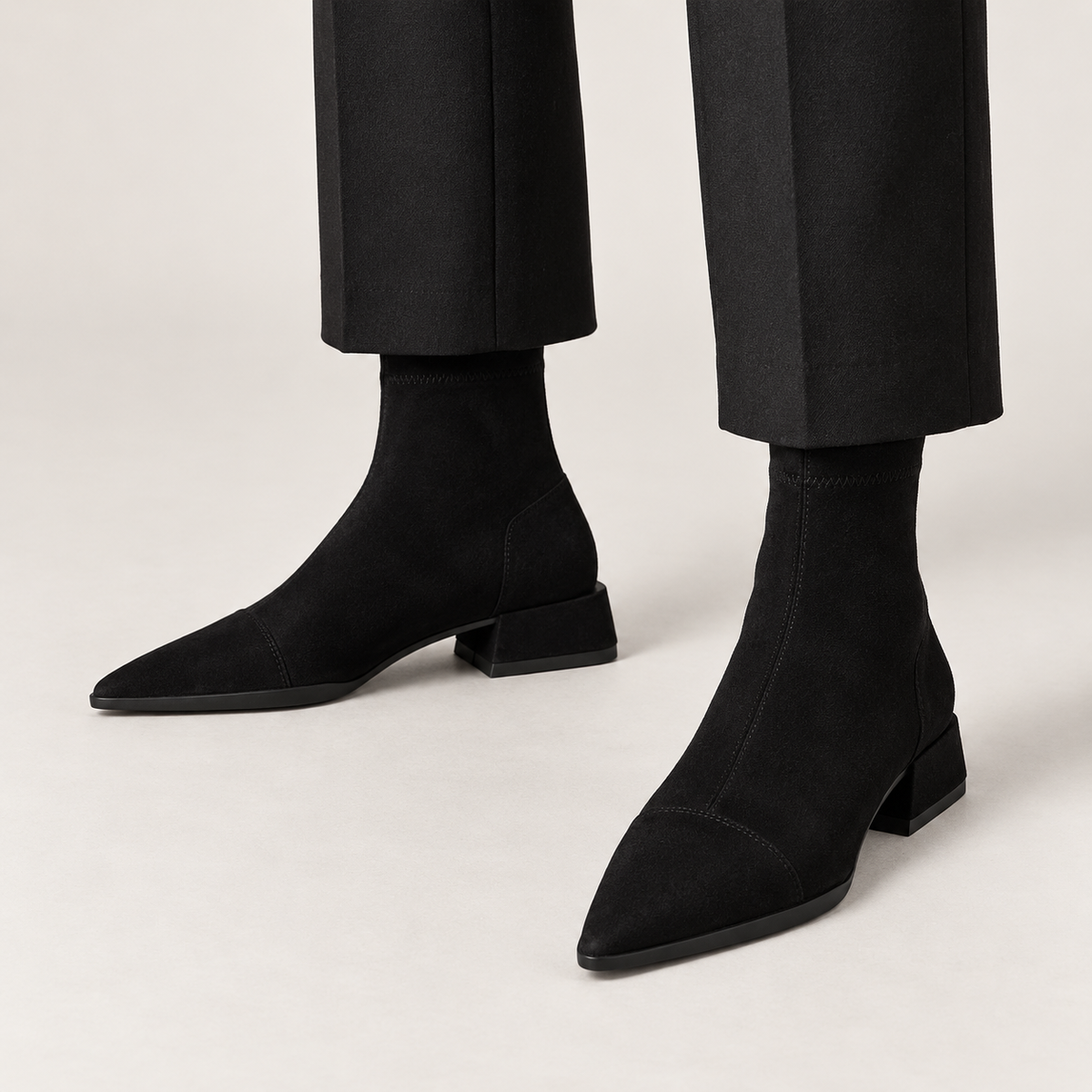 Botines de ante negros puestos con pantalón de vestir