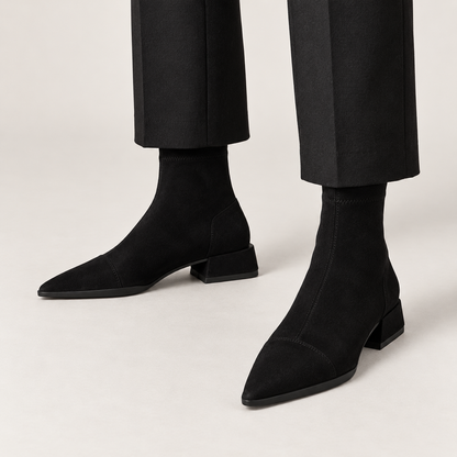 Botines de ante negros puestos con pantalón de vestir