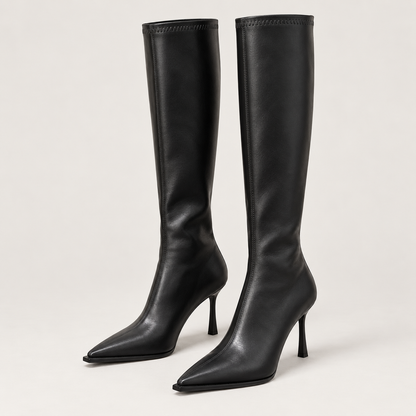 Botas altas negras de tacón de aguja en estudio