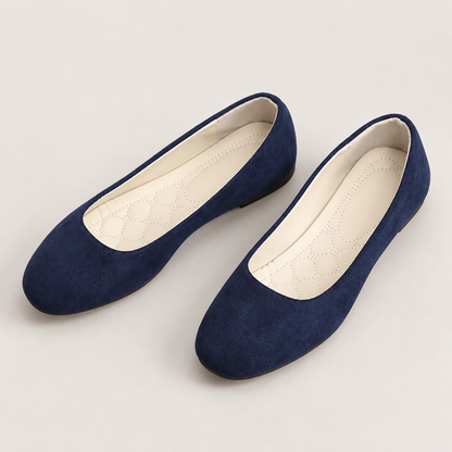 Bailarinas azul oscuro de ante en estudio