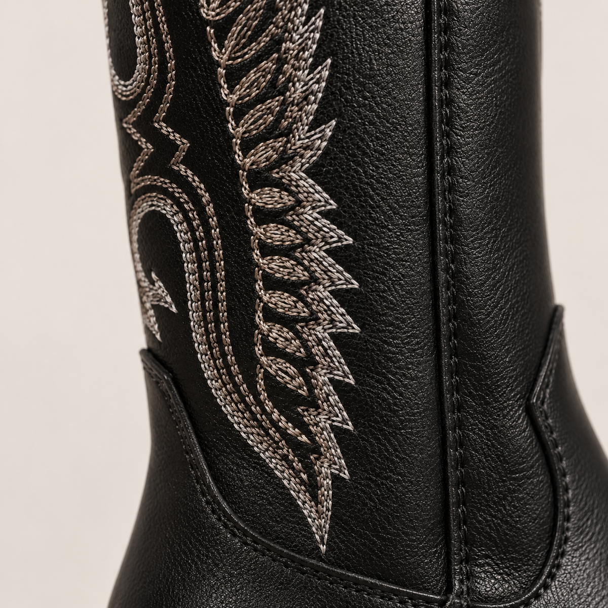 Detalle del bordado lateral de bota cowboy negra