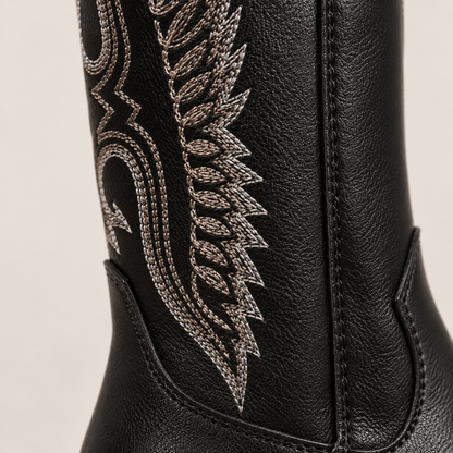 Detalle del bordado lateral de bota cowboy negra