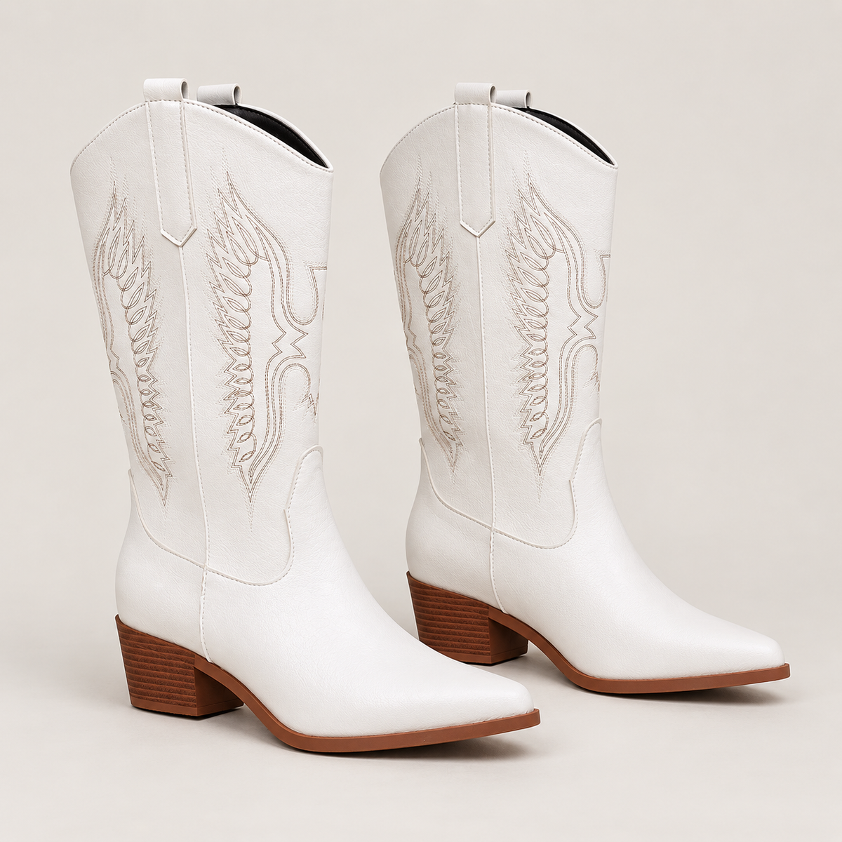Botas cowboy blancas con bordado en estudio