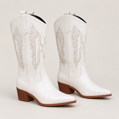 Botas cowboy blancas con bordado en estudio