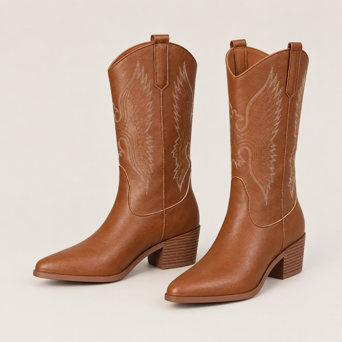 Botas cowboy marrones con bordado en estudio