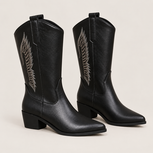 Botas cowboy negras con bordado en estudio