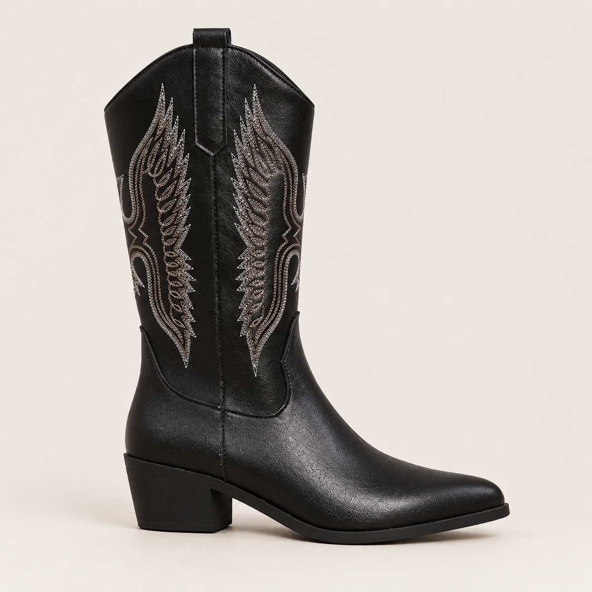 Bota cowboy negra con bordado vista de perfil