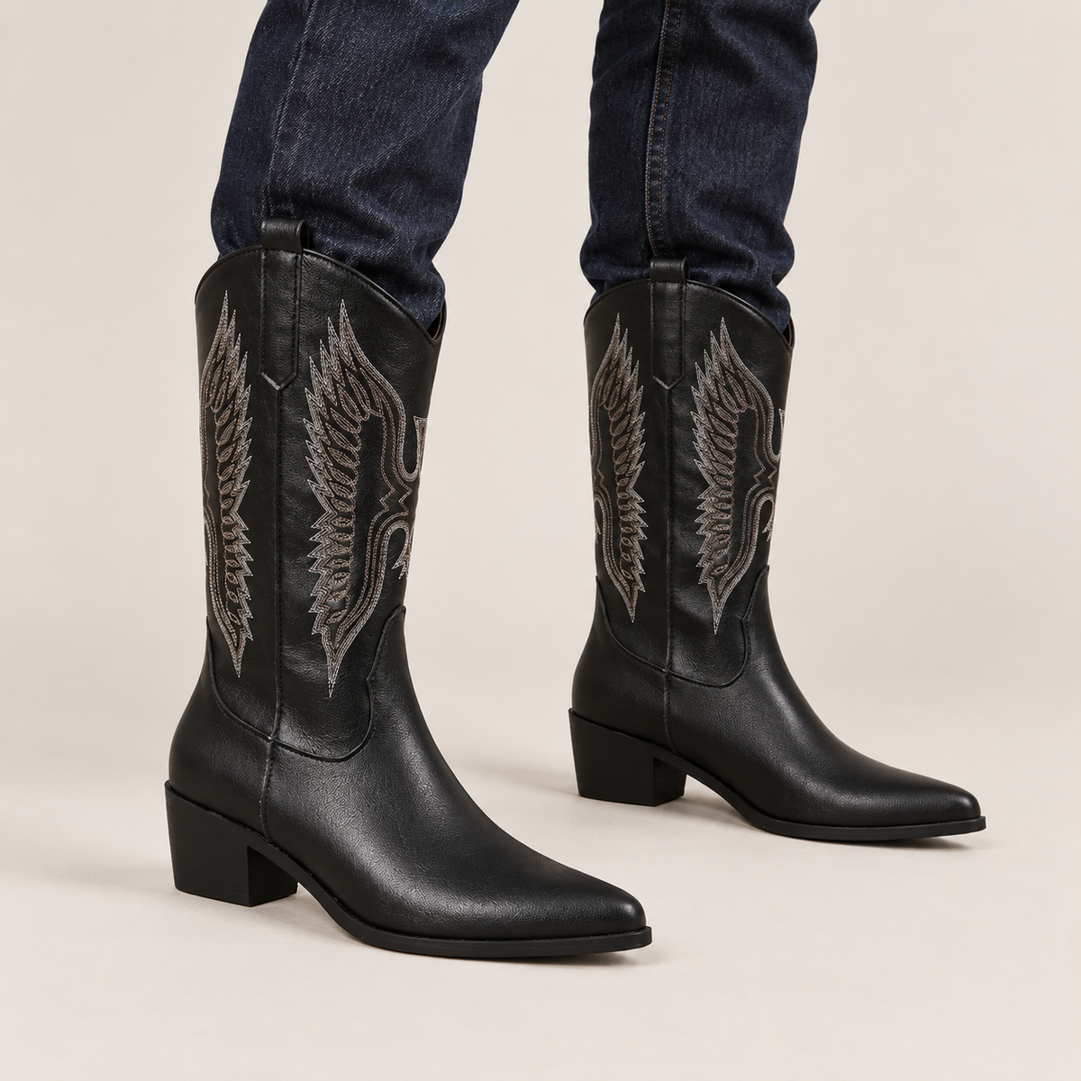 Botas cowboy negras con bordado puestas con vaquero
