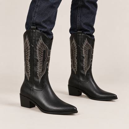 Botas cowboy negras con bordado puestas con vaquero