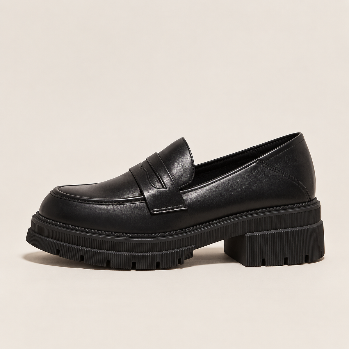 Mocasín negro con plataforma visto de perfil
