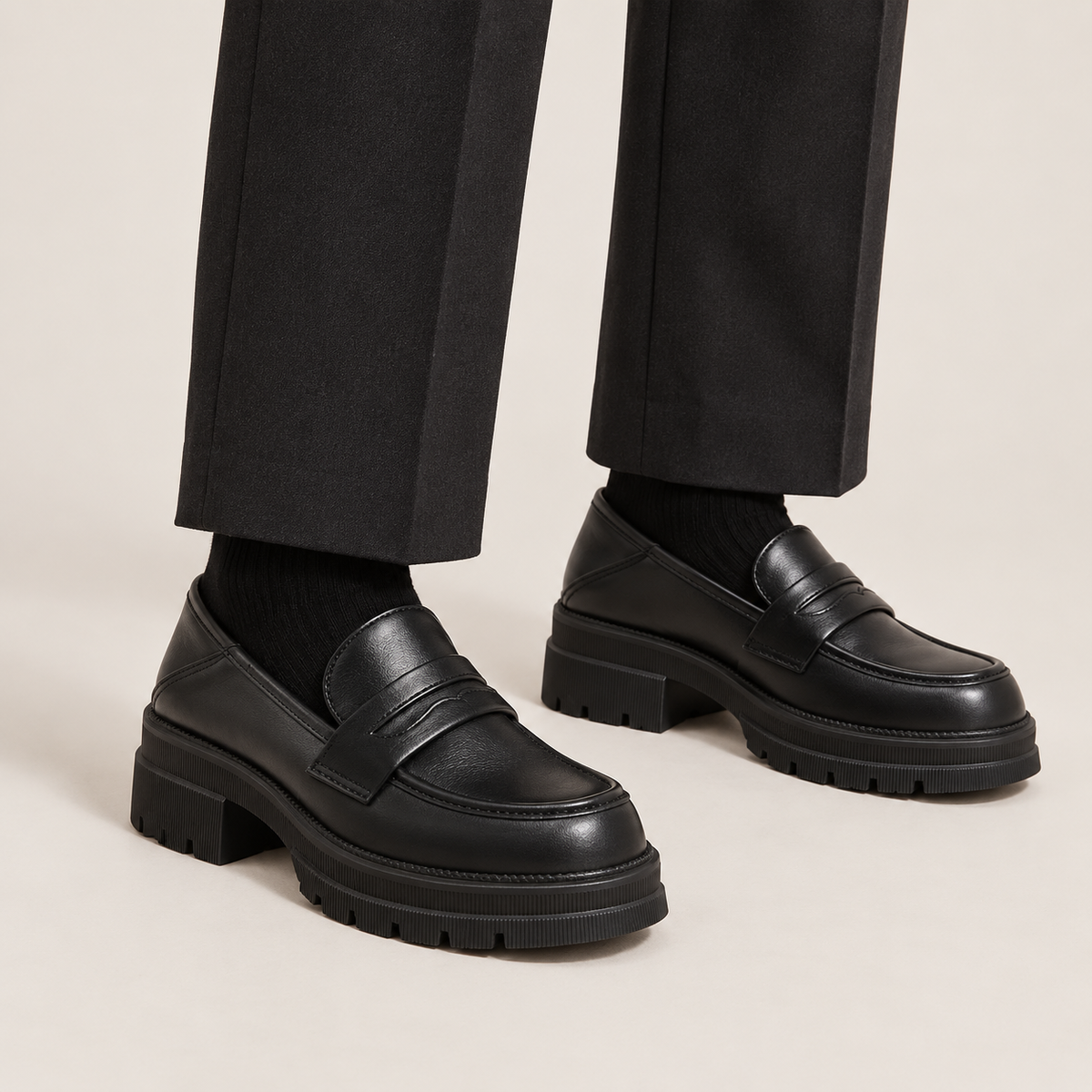 Mocasines negros con plataforma puestos con pantalón