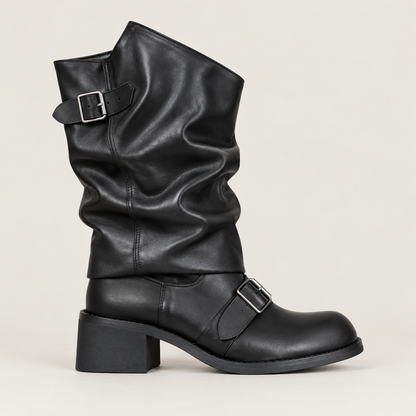Bota motera negra fruncida vista de perfil