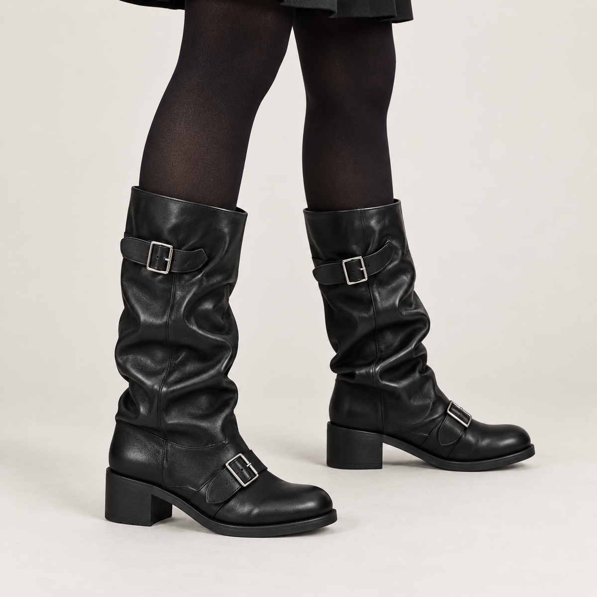 Botas moteras negras fruncidas puestas con media opaca