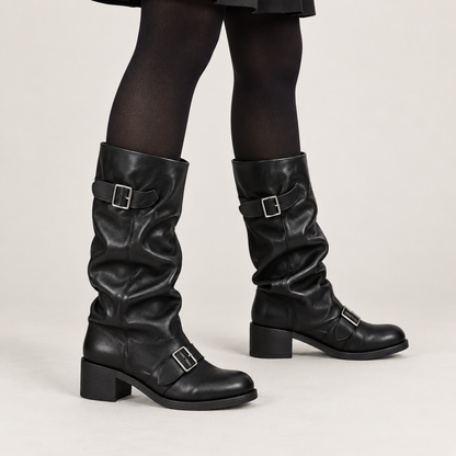 Botas moteras negras fruncidas puestas con media opaca
