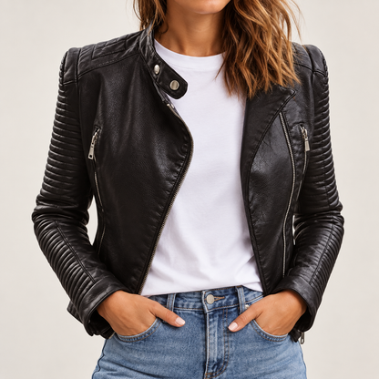 Detalle de cazadora biker negra con cremalleras y mangas acolchadas