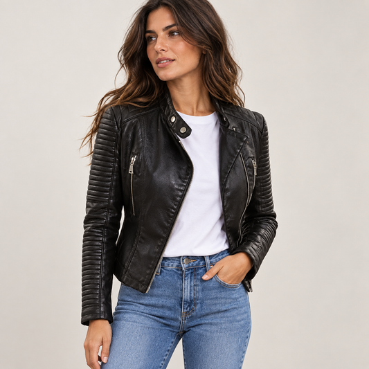 Cazadora biker negra de polipiel en estudio